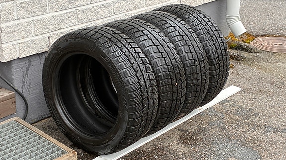 Hyväkuntoiset kitkarenkaat 205/55R16 94T