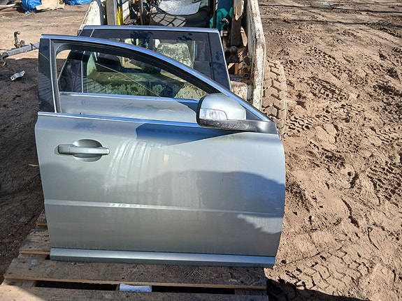 Volvo v70 mk3 oikea etuovi