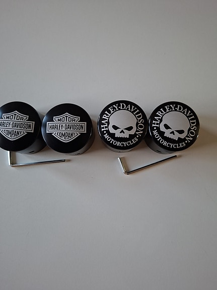 Harley-Davidson moottoripyörän etuakselin coveri.