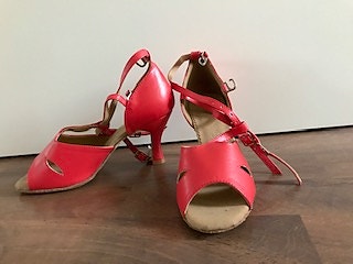 Punaiset korkokengät koko 35