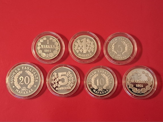 Hopeaa .925, Suomen Markan Historia -mitaleja 7 kpl, n. 131 g