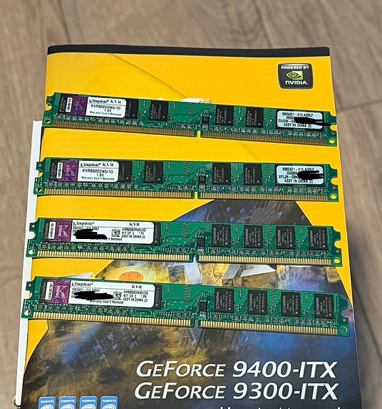 Kingston DDR2 -muisteja. 2*2gt ja 2*1gt -kitit