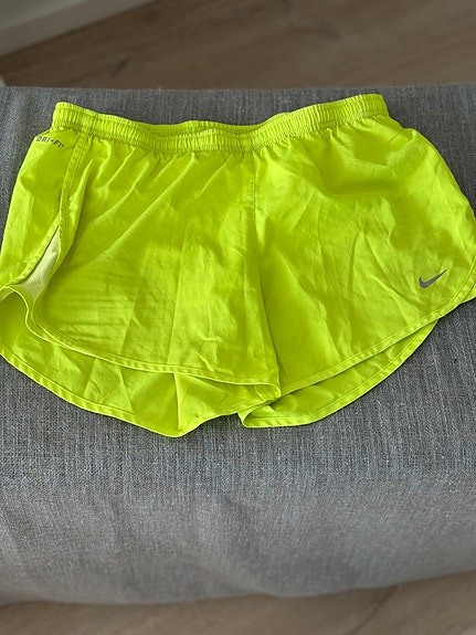 Nike naisten shortsit S vihreä