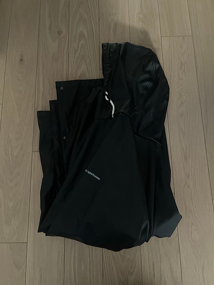 Musta sadetakki Cross- sportwear sopii hyvin golfaajille ja kokona toimii L