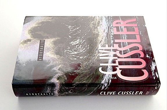 Clive Cussler: Hyökyaalto (kovakantinen)