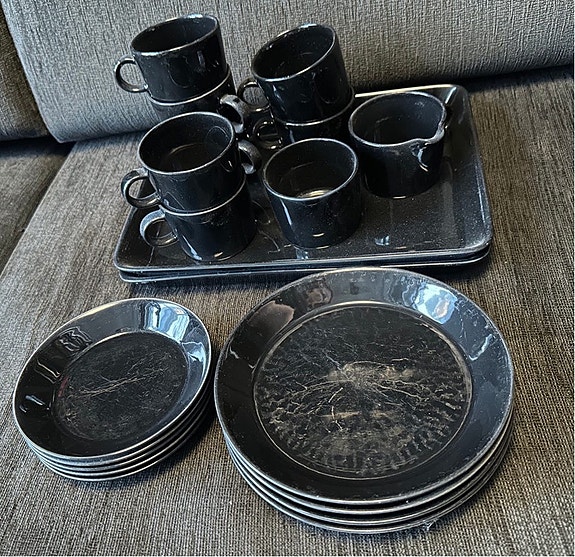 Arabia Kilta Iittala Teema musta astiasto