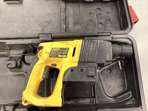 Dewalt akkuporakone ilman akkua ja laturia