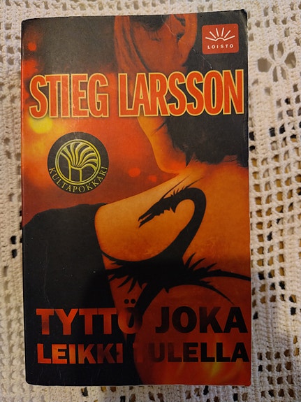 Stieg Larsson Tyttö joka leikki tulella pokkariromaani
