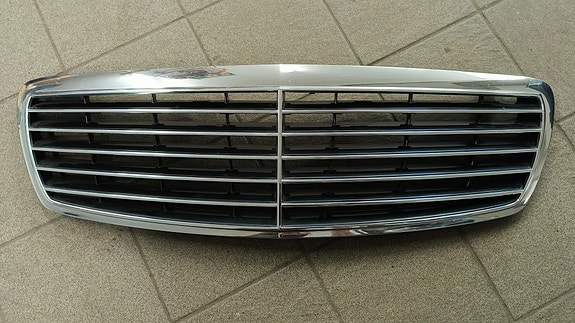 Mercedes-Benz e-sarja w211 maski *hyvä*