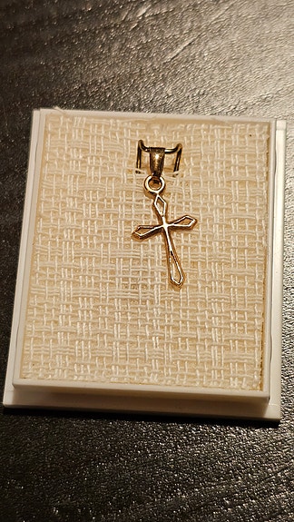 Kultainen ristiriipus