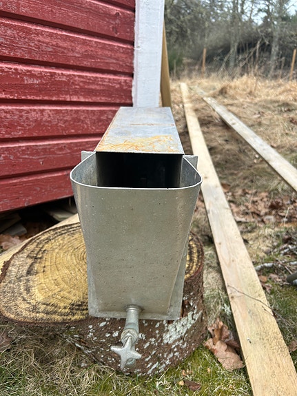 Puuhellan vesisäiliö