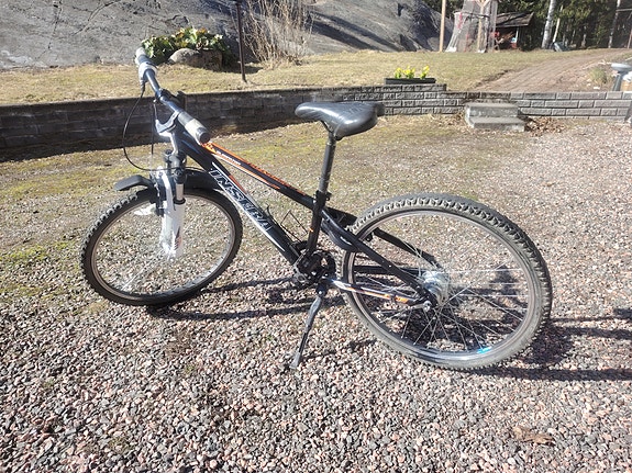 Myydään 24" poikien Insera Eliminator