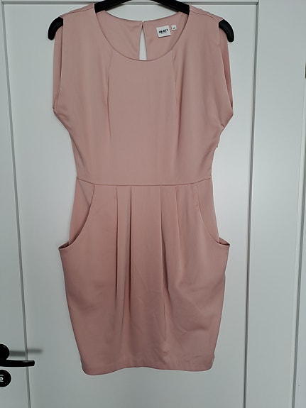 Object -merkkinen mekko, koko 36
Väri mielestäni vanha rosa.