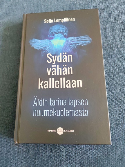 Sofia Lampinen Sydän vähän kallellaan kirja kovakantinen suomi
