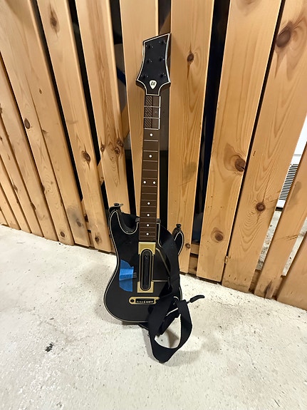 Guitar Hero peliohjain kitara musta