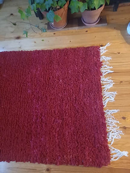 Käsin kudottu, punainen nykerösolmuke matto/ryijy