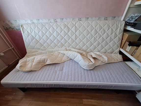 Tyylikäs vuodesohva valkoinen