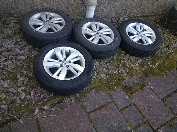 Alkuperäiset VW vanteet renkailla.