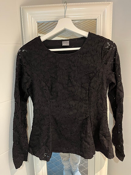 Gina Tricot musta pitsipaita M