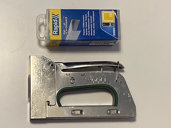 Rapid R34. sinkiläpistooli. + niittejä n. 1500 kpl.