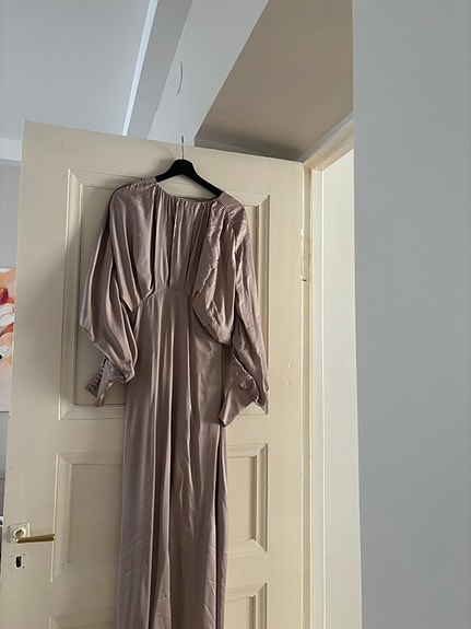 By Malina ilta- tai juhlapuku satiinia XS beige