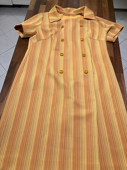 Keltainen retro mekko