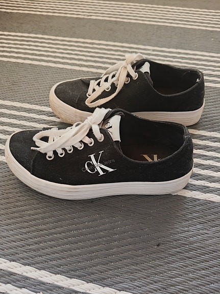 Calvin Klein mustat kengät 39