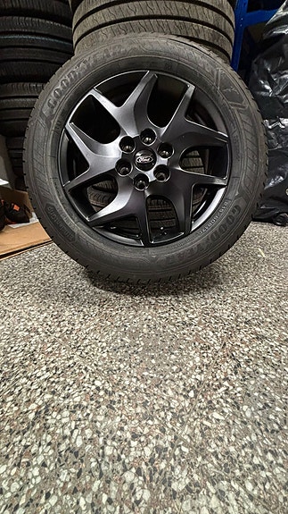 Uuden veroiset renkaat vanteilla, Ford Sport Van