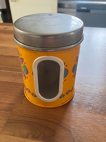 Pieni peltipurkki retro