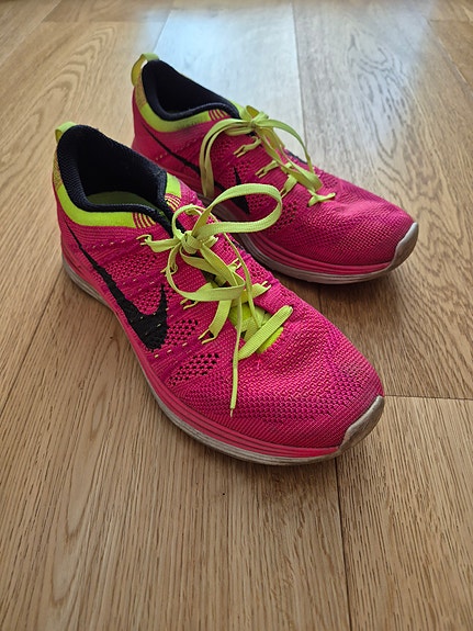 Myydään naisten Nike lenkkikengät