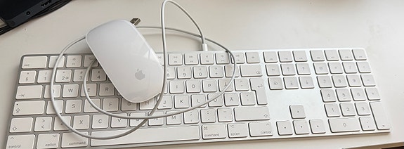 Apple näppäimistö ja hiiri valkoinen