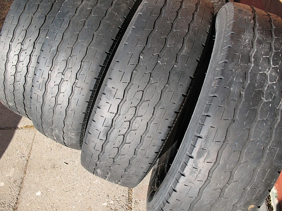 Pakettiauton kesä-renkaat 215/65/R16C (jo kuluneella pinnalla)