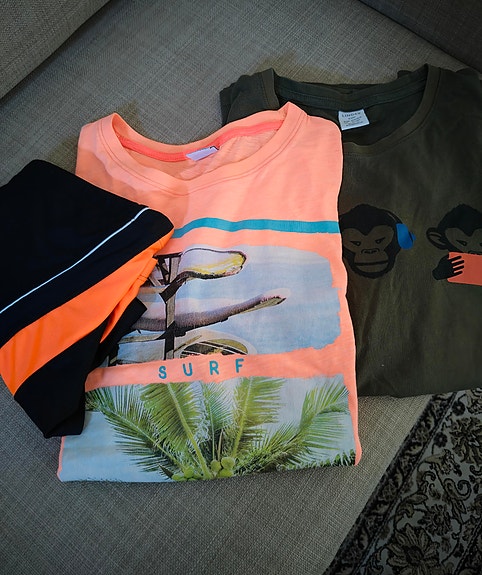 Lindex poikien t-paidat koko 146-158 oranssi, vihreä.