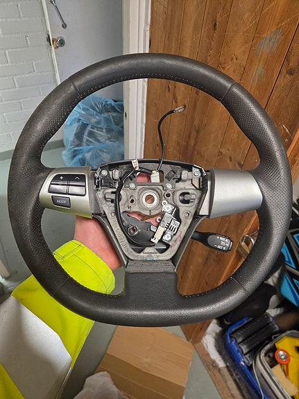 Toyota ohjauspyörä monitoiminäppäimillä