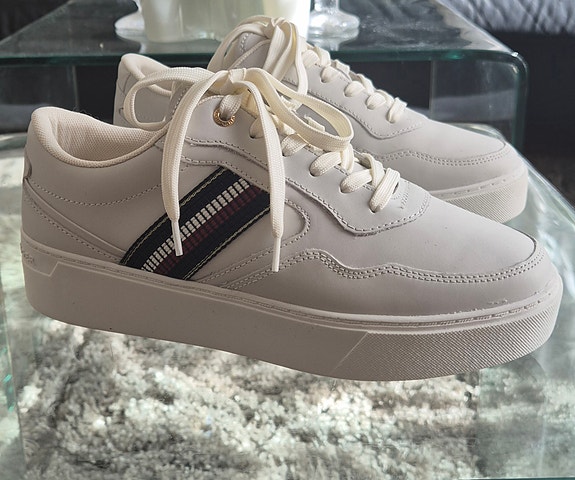 Uudet Tommy Hilfiger paksupohjaiset tennarit ( nahkaa)