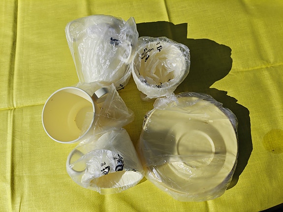Tupperware kupit/mukit ja lautaset
