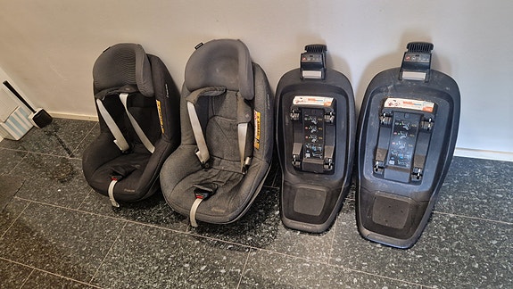 2 kpl Maxi-Cosi turvaistuimia sekä telakkaa