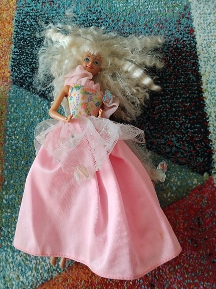 Barbie nukke vaaleat hiukset vaaleanpunainen mekko