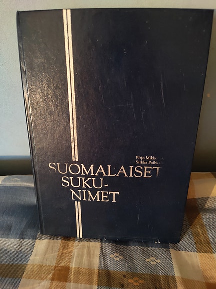 Pirjo Mikkonen : Suomalaiset sukunimet