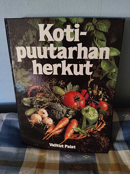 Kotipuutarhan herkut : puutarhasta pöytään
