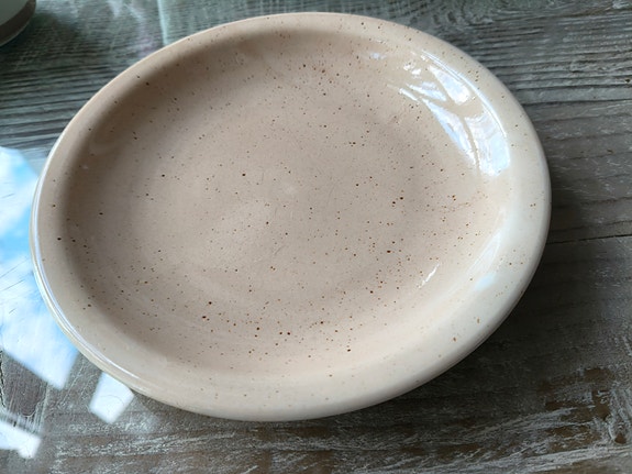Pentik pullalautanen beige pilkullinen keramiikka