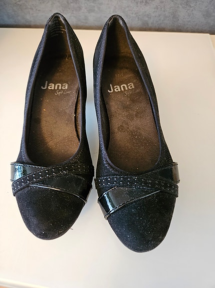 Kauniit, mustat Jana-merkkiset juhlakengät
