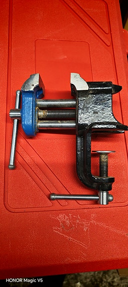 Ruuvipuristin metallinen