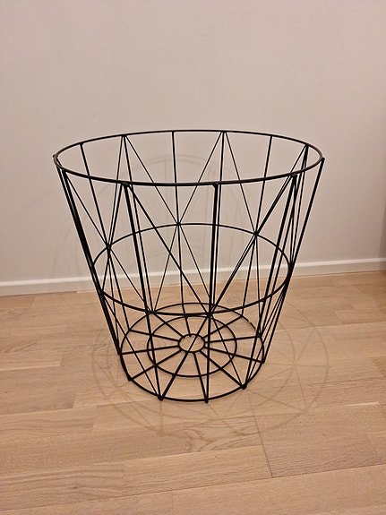 Musta Wire Basket metallikori tai pöydän runko