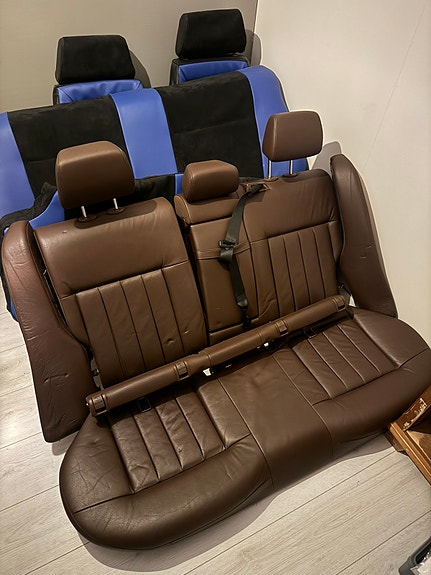 W212 ruskeat nahkapenkit