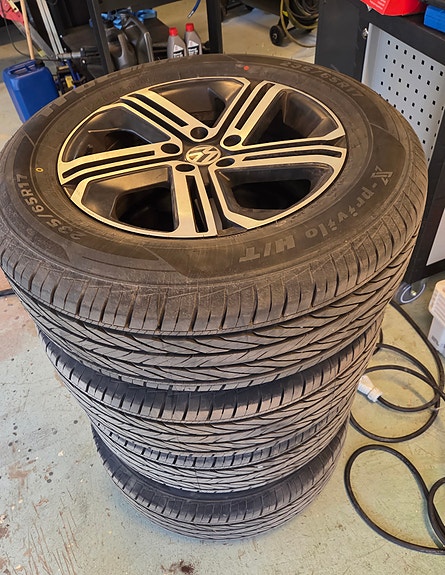 SUV, 4x4 renkaat vanteilla