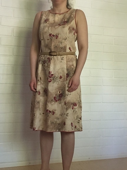 Voglia beige mekko tummanpunaisilla ruusuilla koko 36