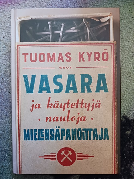 Vasara ja käytettyjä nauloja Mielensäpahoittaja