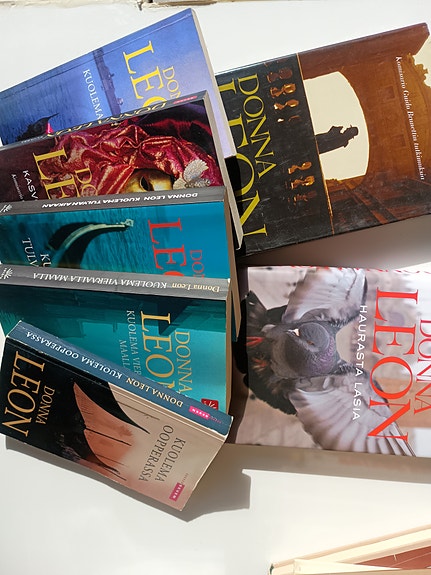 Donna Leon dekkarikirjat pokkaripaketti