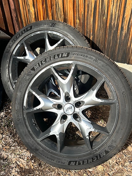 BMW 20” kesärenkaat AEZ vanteilla